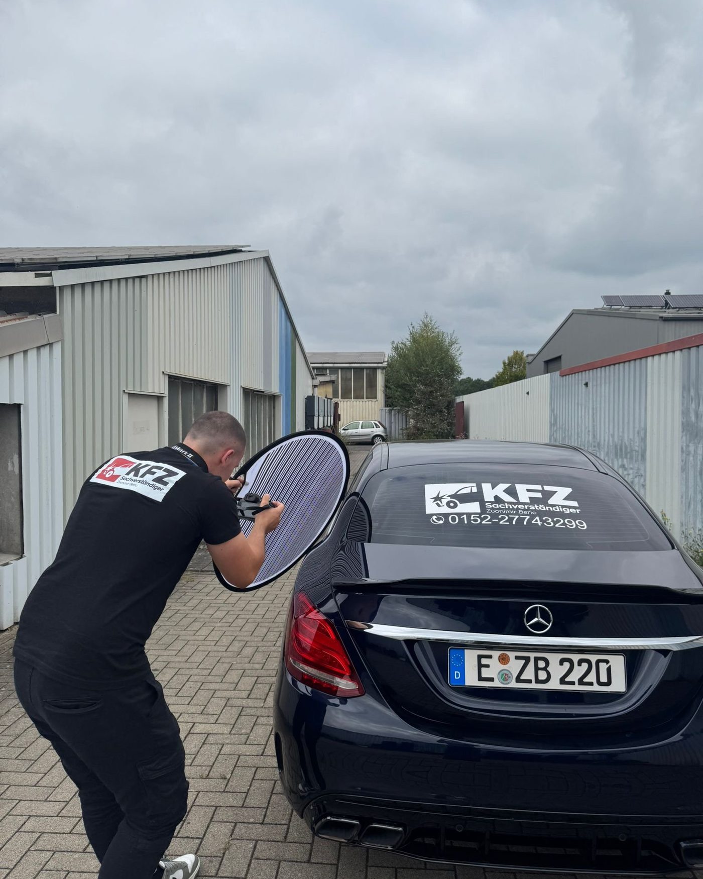 Zvonimir Beric fotografiert einen Fahrzeugschaden für ein Gutachten